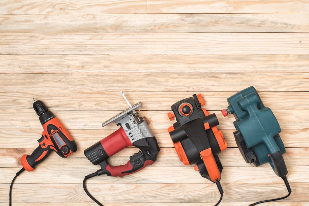 Scule electrice pe care orice pasionat de bricolaj
