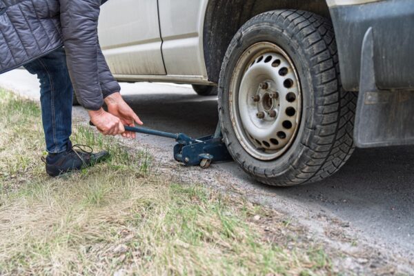 Cum repari o puncție de pneu pe marginea drumului: ghid practic