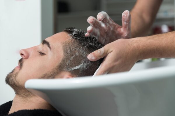 Șampon pentru bărbați: cum alegi tipul potrivit pentru părul tău