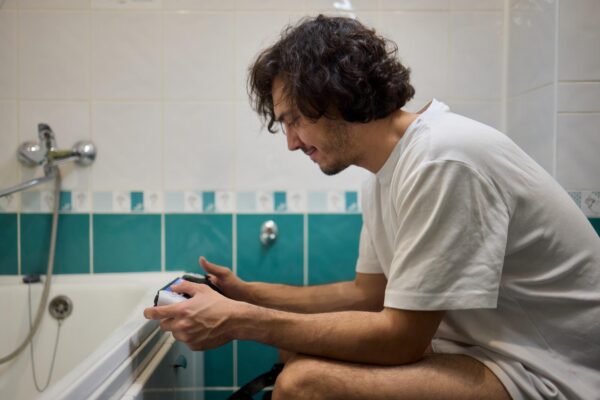 Urinări frecvente la bărbați: când pot indica o problemă