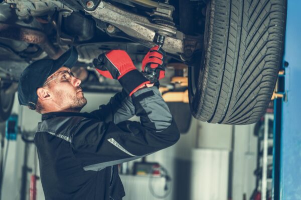 Când suspensiei mașinii tale îi trebuie reparație: semnele de alarmă