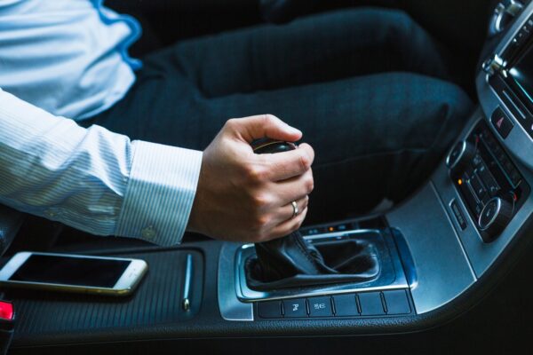 Transmisie manuală sau automată: ce alegere e mai bună pentru tine