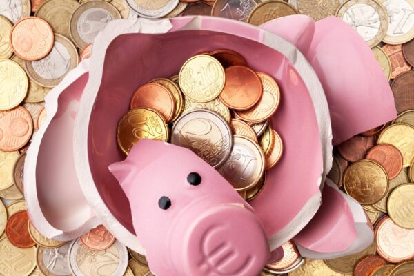Cum începi să economisești bani chiar dacă ai un salariu mediu