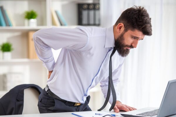 Durerile de spate la bărbați care lucrează la birou: ce să discuți cu medicul