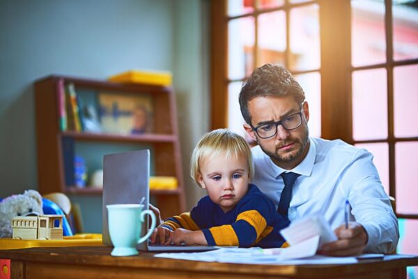 Tată singur cu copii: cum te descurci când toate responsabilitățile cad pe tine